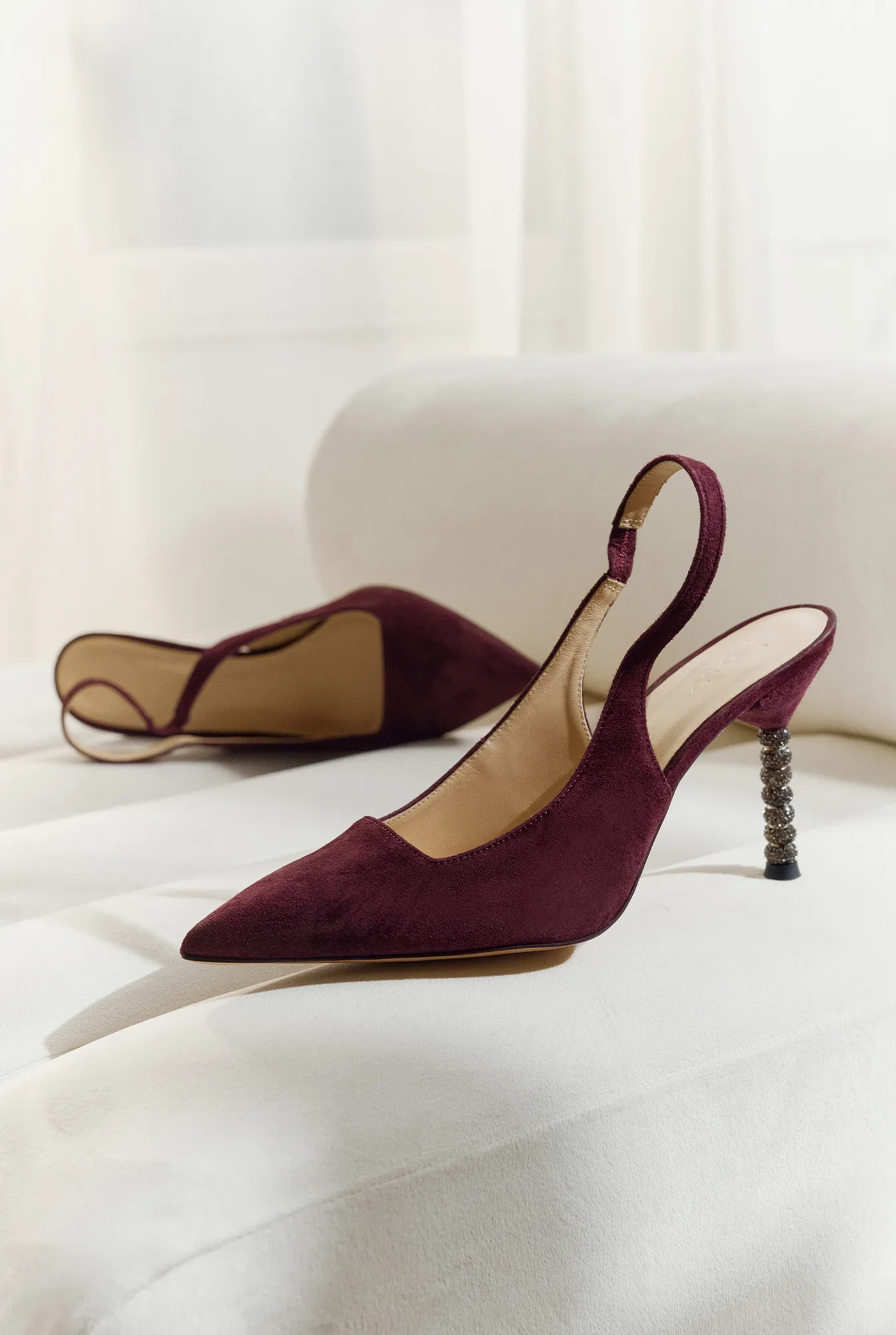 Briella – zapatos de tacón burdeos con circonitas en el tacón