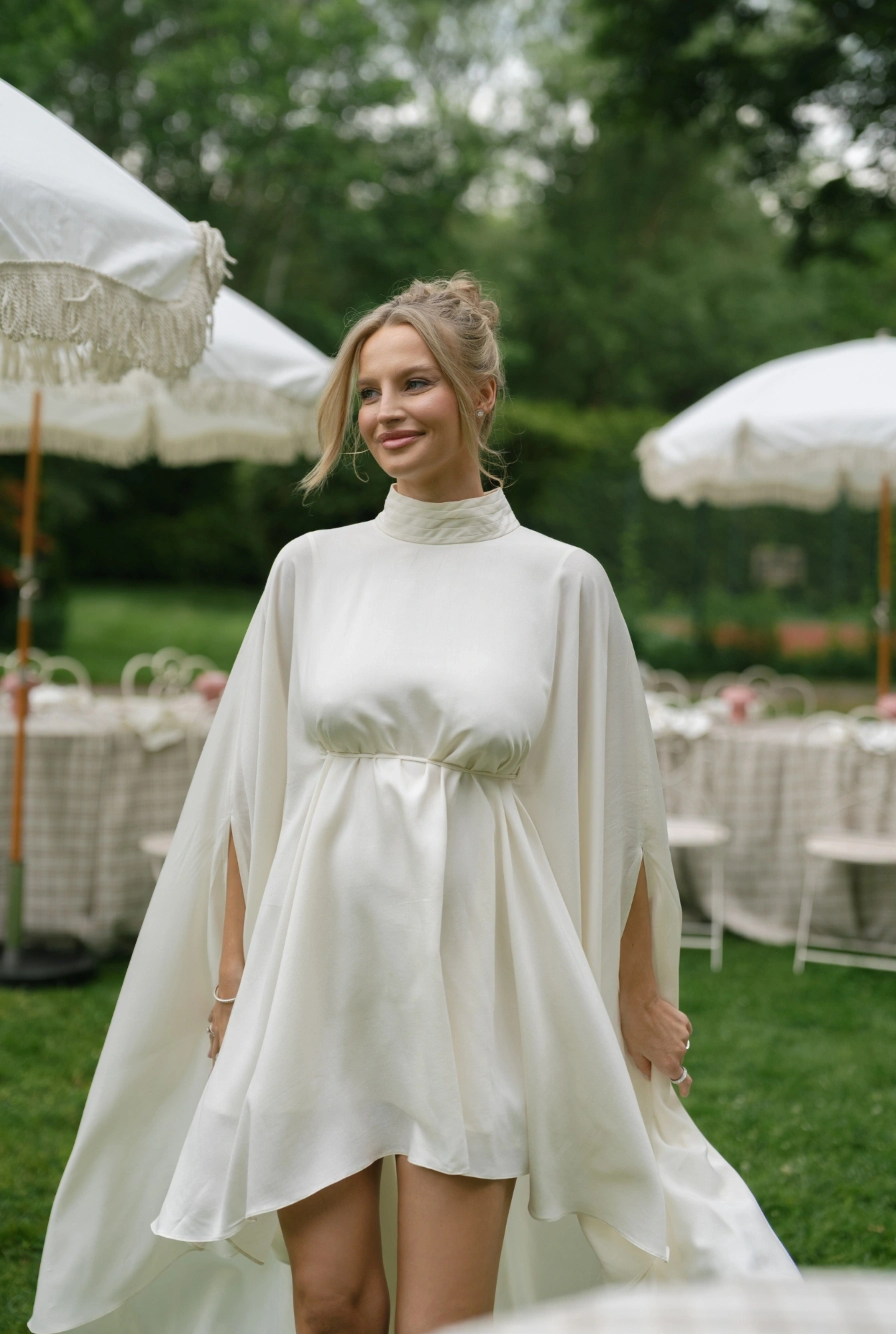 Larumi – vestido premamá color crudo con diseño tipo capa