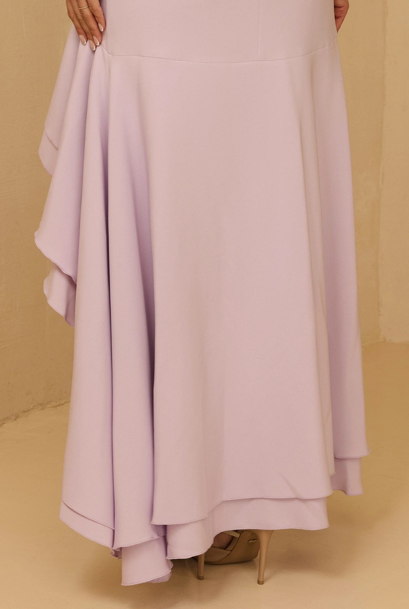 Verona - Elegante vestido largo lila con bajo asimétrico y escote corazón